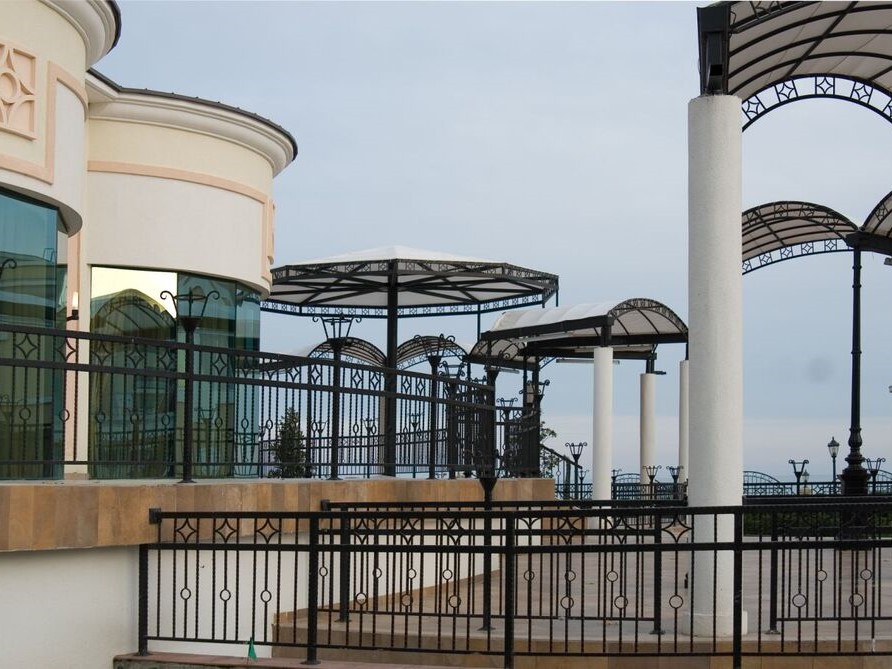 Gantries and doors